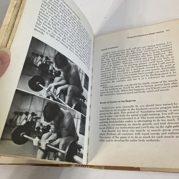 Arnold: The Education Of A Bodybuilder Hardcover (1977) HC DJ Ex Lib - Picture 14 of 16